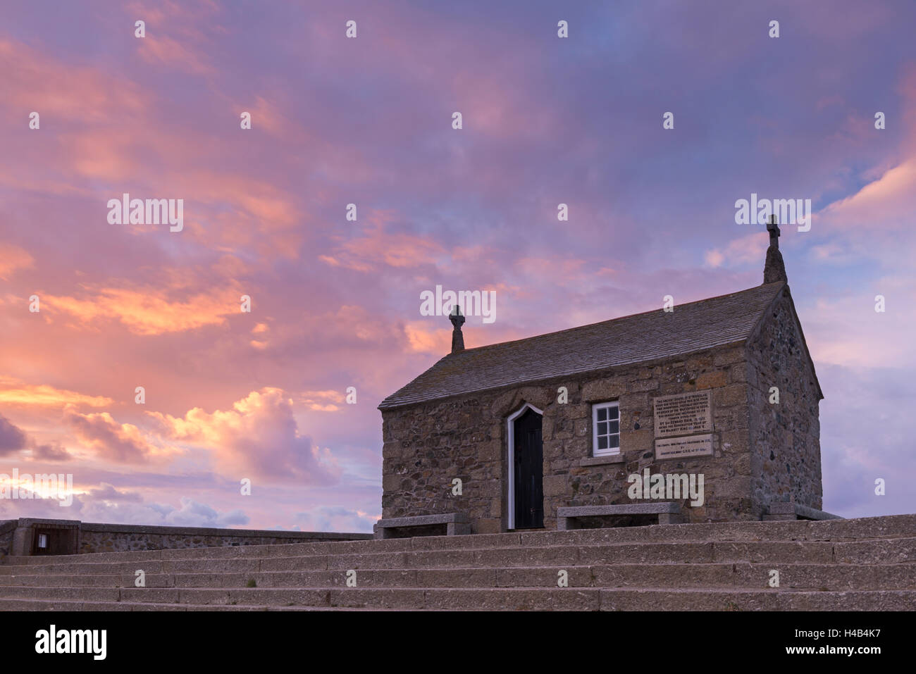 Bel tramonto dietro la cappella di San Nicola in St Ives, Cornwall, Inghilterra. Inverno 2013. Foto Stock