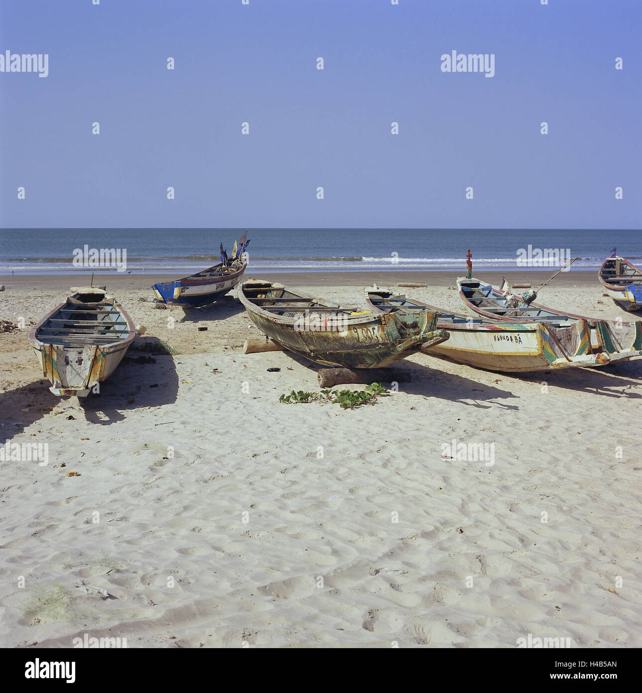 Il Senegal, a Bass Casamance, Cap Skirring, spiaggia, barche da pesca mare, Africa occidentale, Africa, abbassare la Casamance, costa, paesaggi costieri, spiaggia di sabbia, sabbia, shore, stivali, Pirogen, nessuno, Horizon, larghezza, distanza Foto Stock