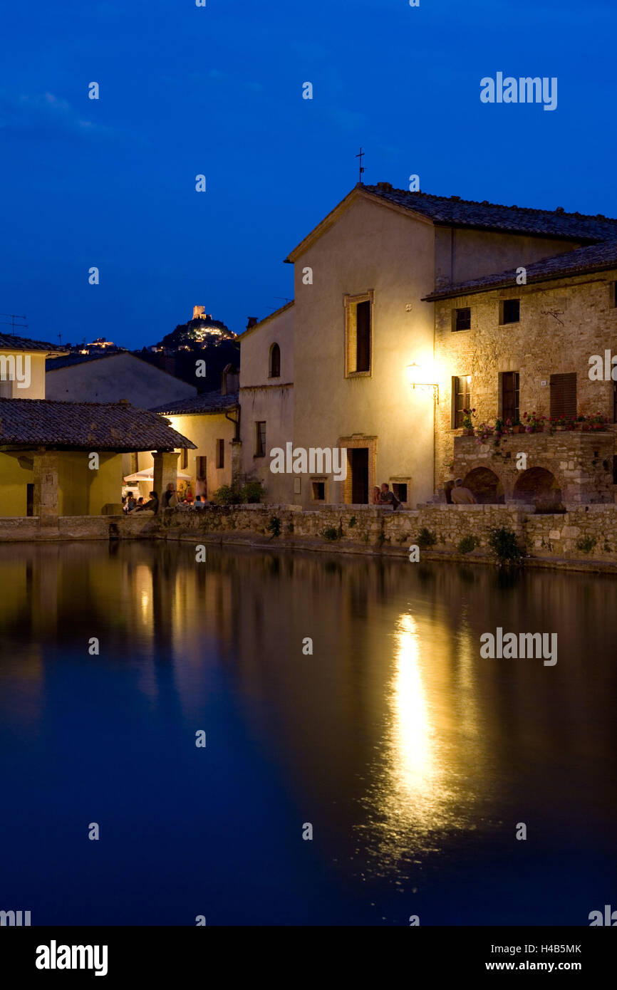 L'Italia, Toscana, Bagno Vignoni, acqua termale cembalo, centro locale, sera, Foto Stock