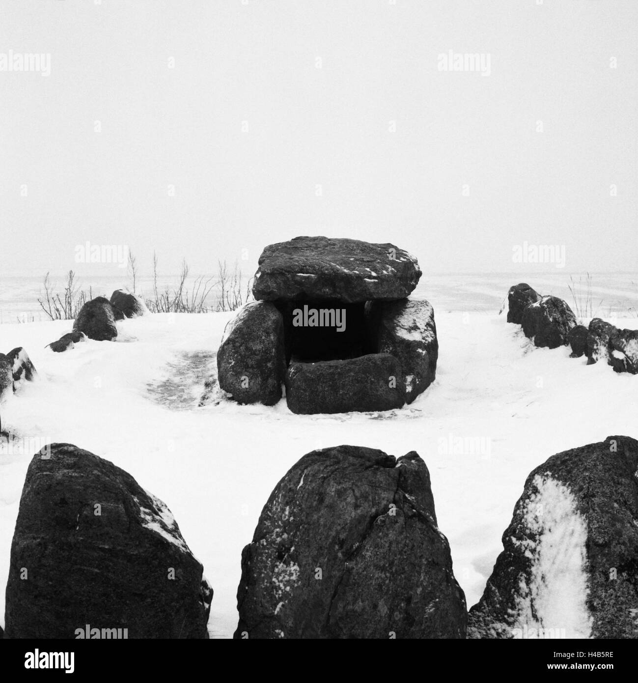 Sylt, inverno, tomba megalitica vicino Keitum, neve Foto Stock