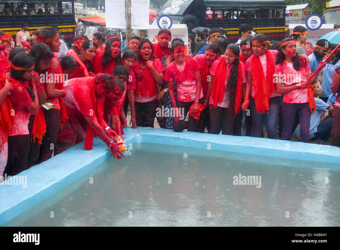 Un gruppo di giovani ragazze indiane durante Ganesh immersione (Visarjan) nel serbatoio di acqua di Pune Foto Stock