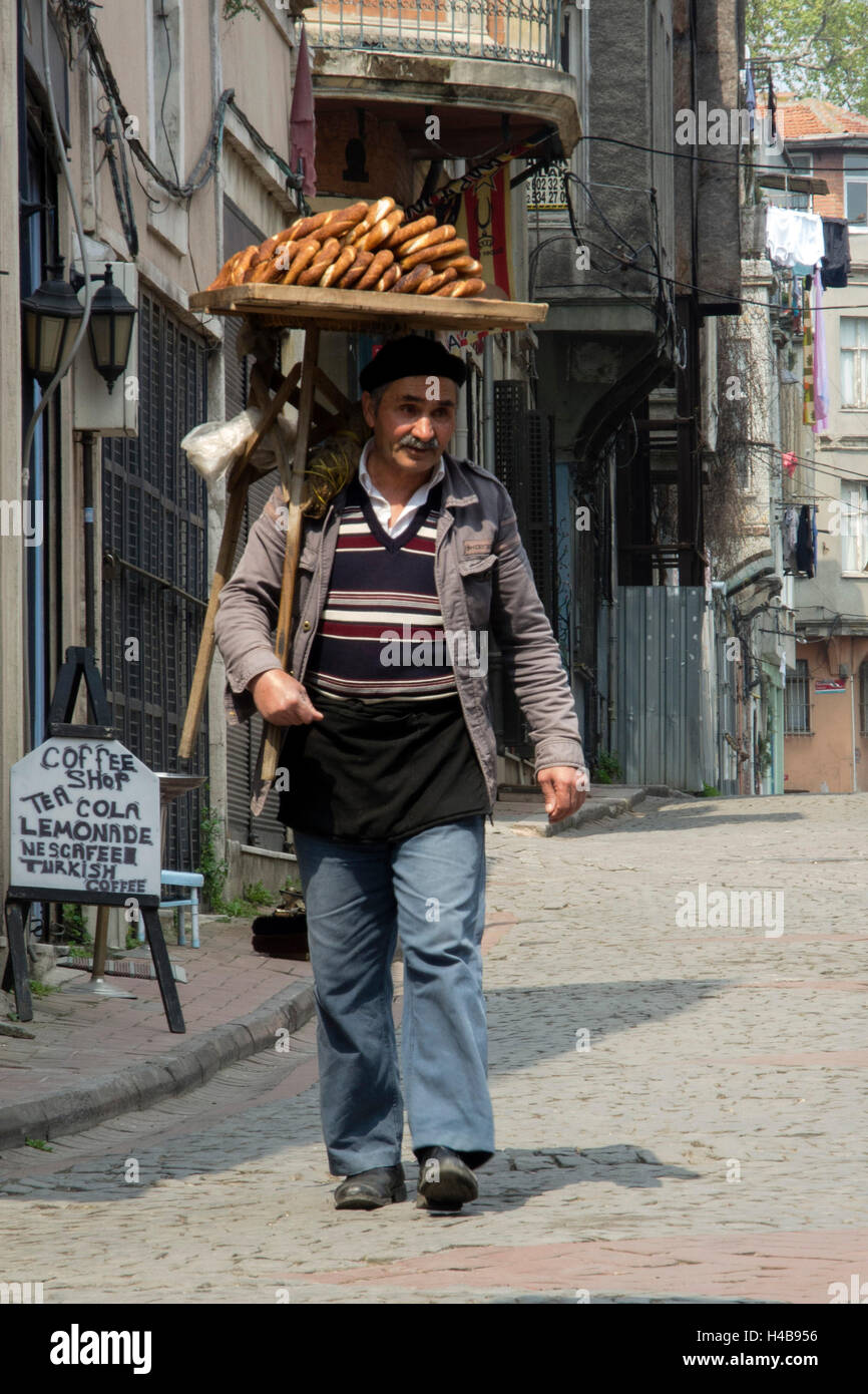 Istanbul, Fener, Yildlirim Caddesi, Simit venditore Foto Stock