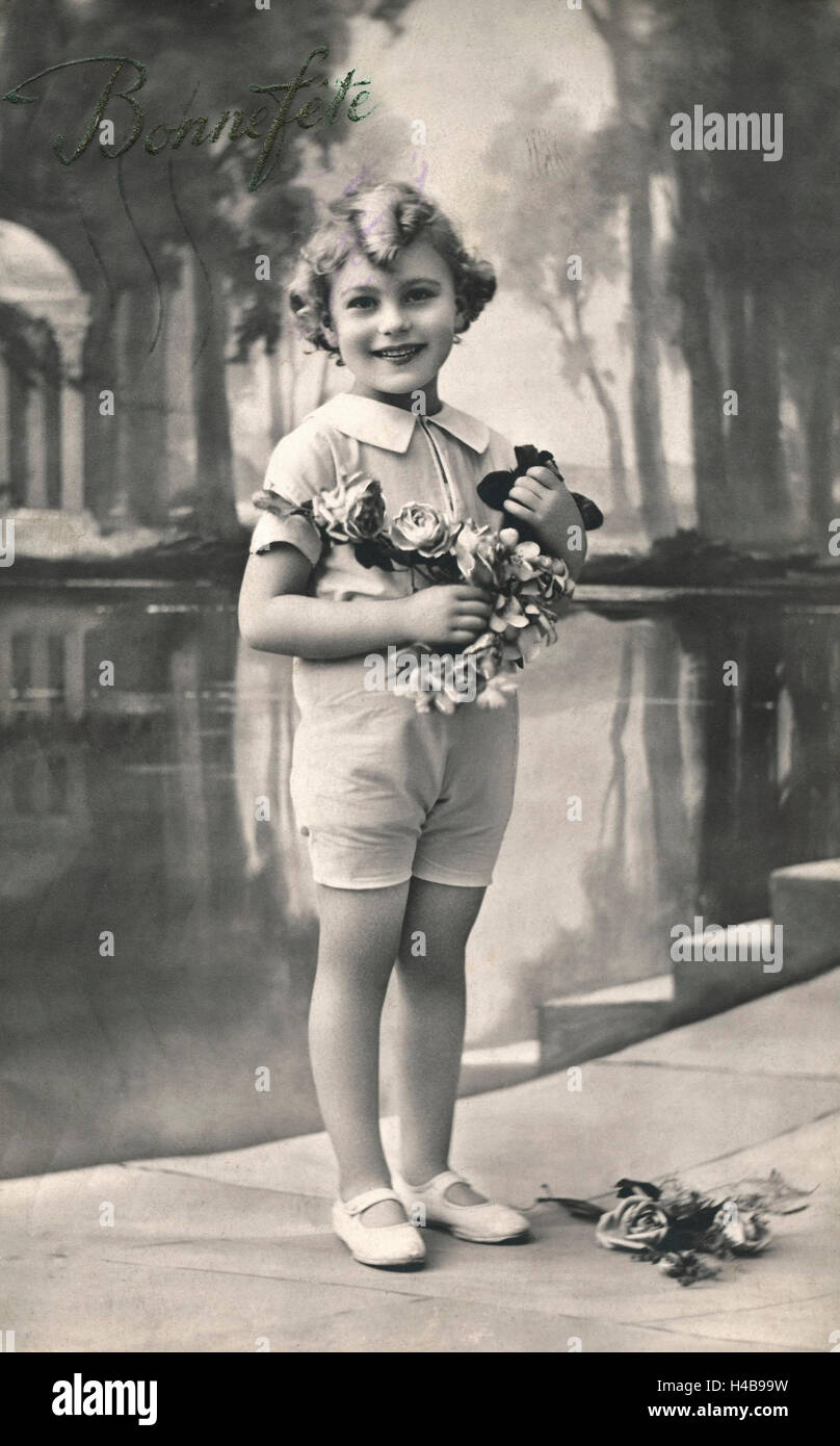 Cartolina, storico, bambina, fiori, sorriso, auguri di compleanno, Bonne Feteb/w, Foto Stock