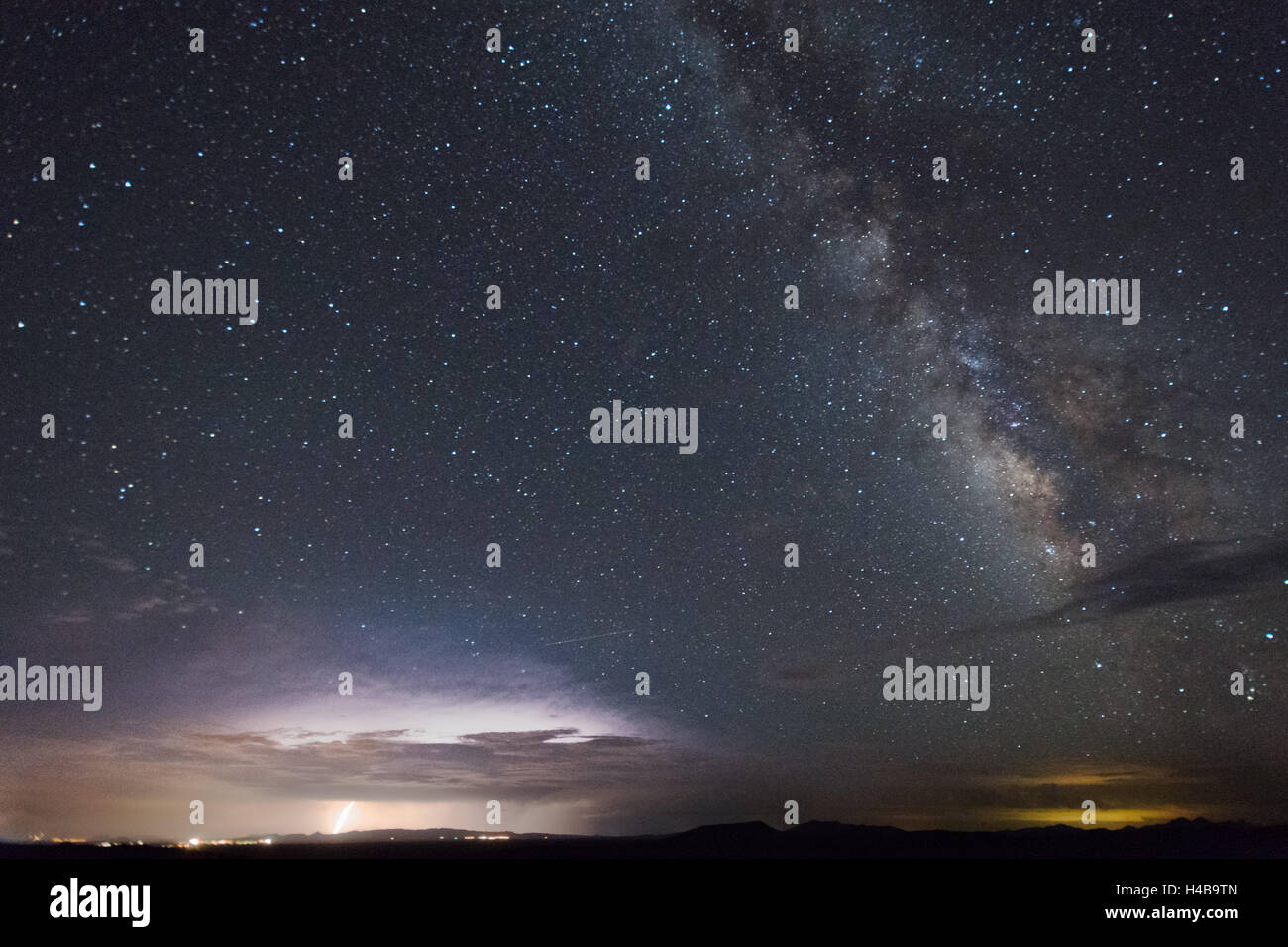 Via Lattea e temporale rispetto alla verità o conseguenze, Nuovo Messico, Stati Uniti d'America. Foto Stock