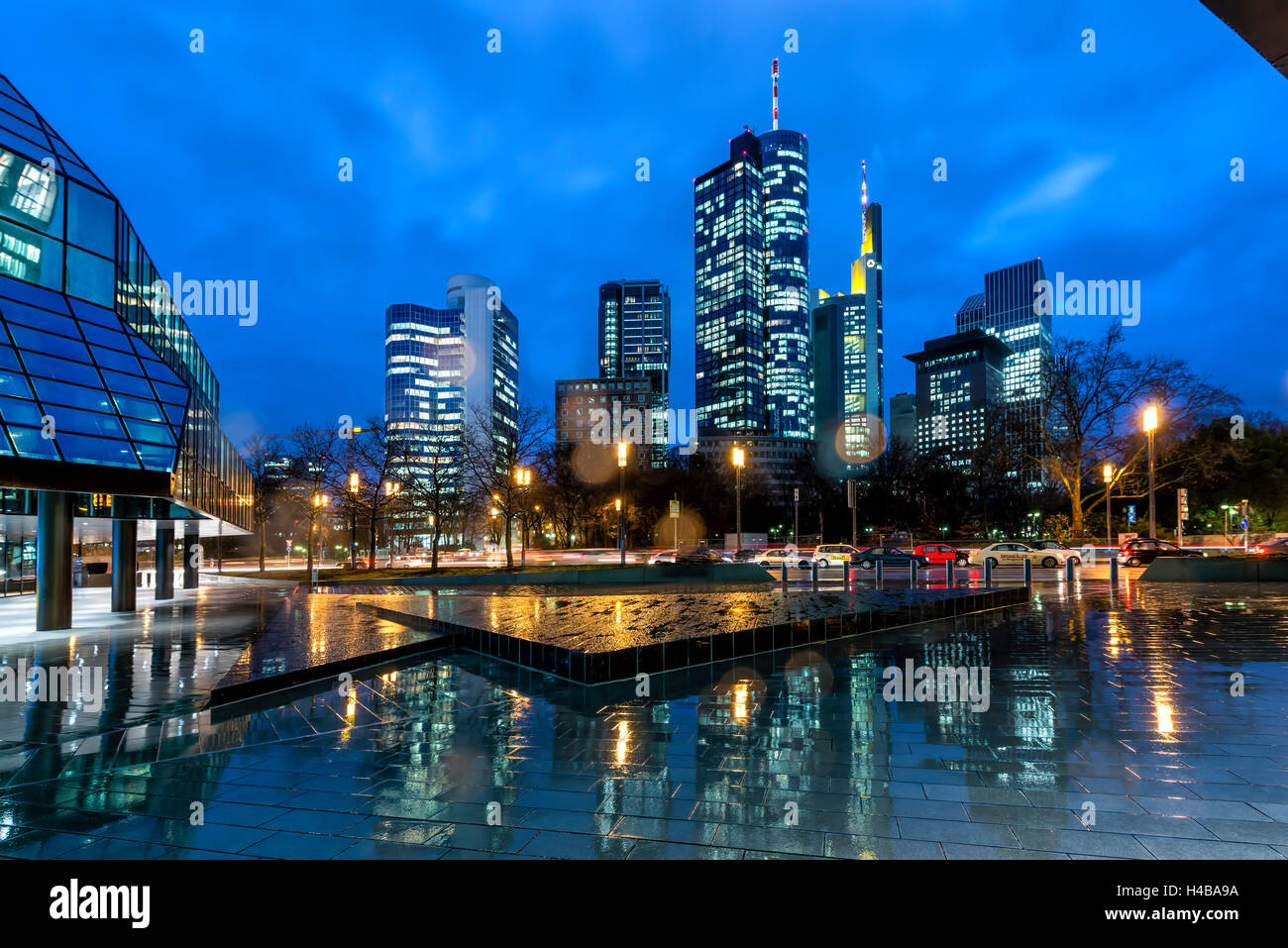 Francoforte, Hesse, Germania, vista al quartiere finanziario con fermata Taunusanlage Foto Stock