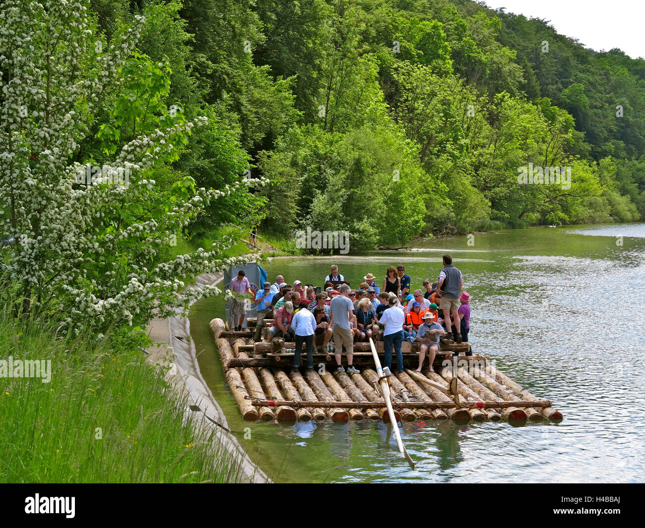 In Germania, in Baviera, fiume Isar, zattera viaggio vicino a Wolfratshausen Foto Stock