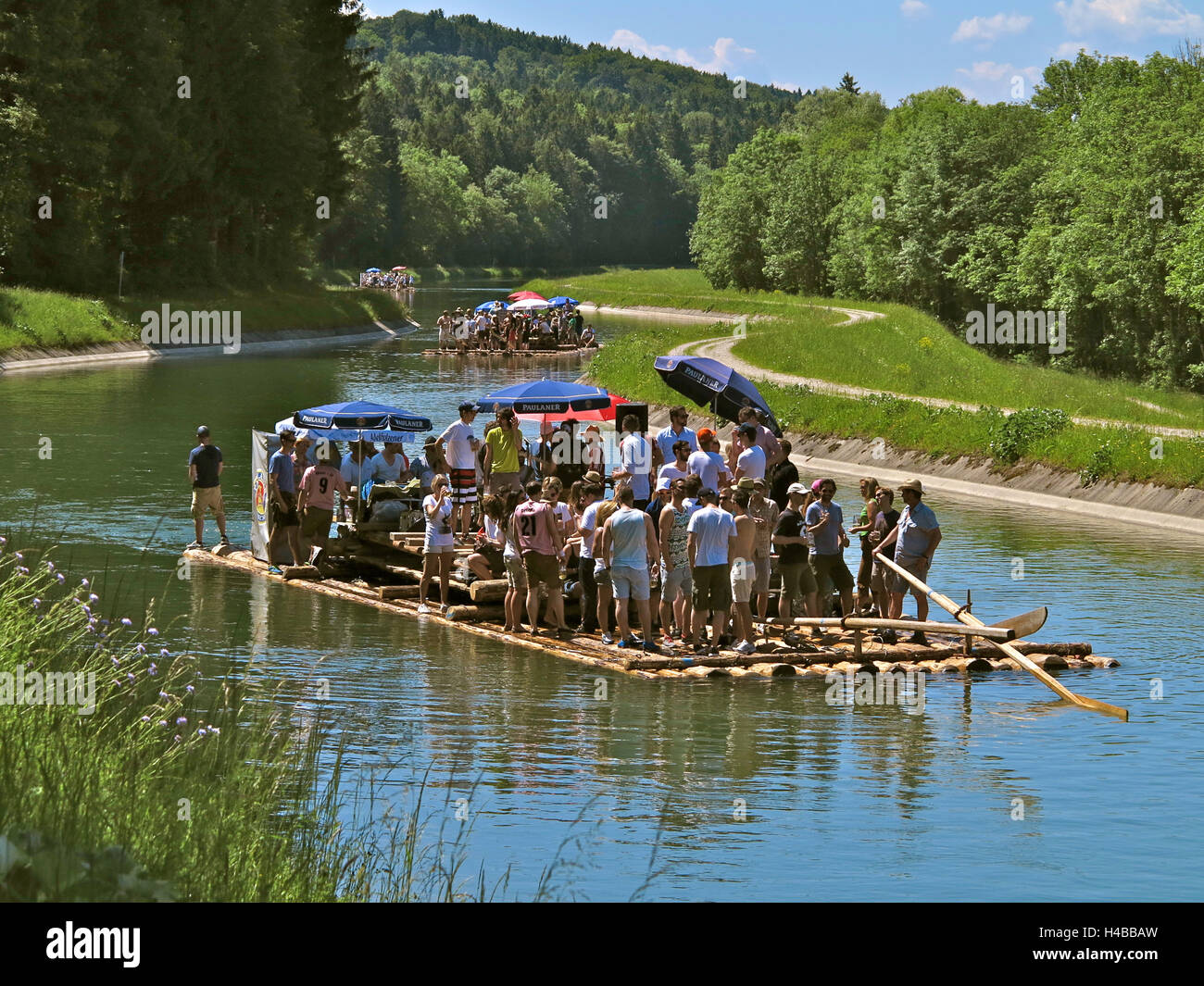 In Germania, in Baviera, fiume Isar, zattera viaggio vicino a Wolfratshausen Foto Stock