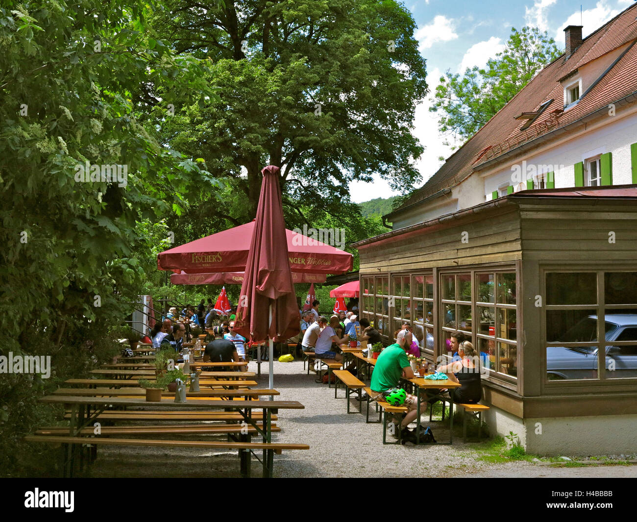 In Germania, in Baviera, fiume Isar, zattera viaggio vicino a Wolfratshausen, inn Zur Mühle Foto Stock