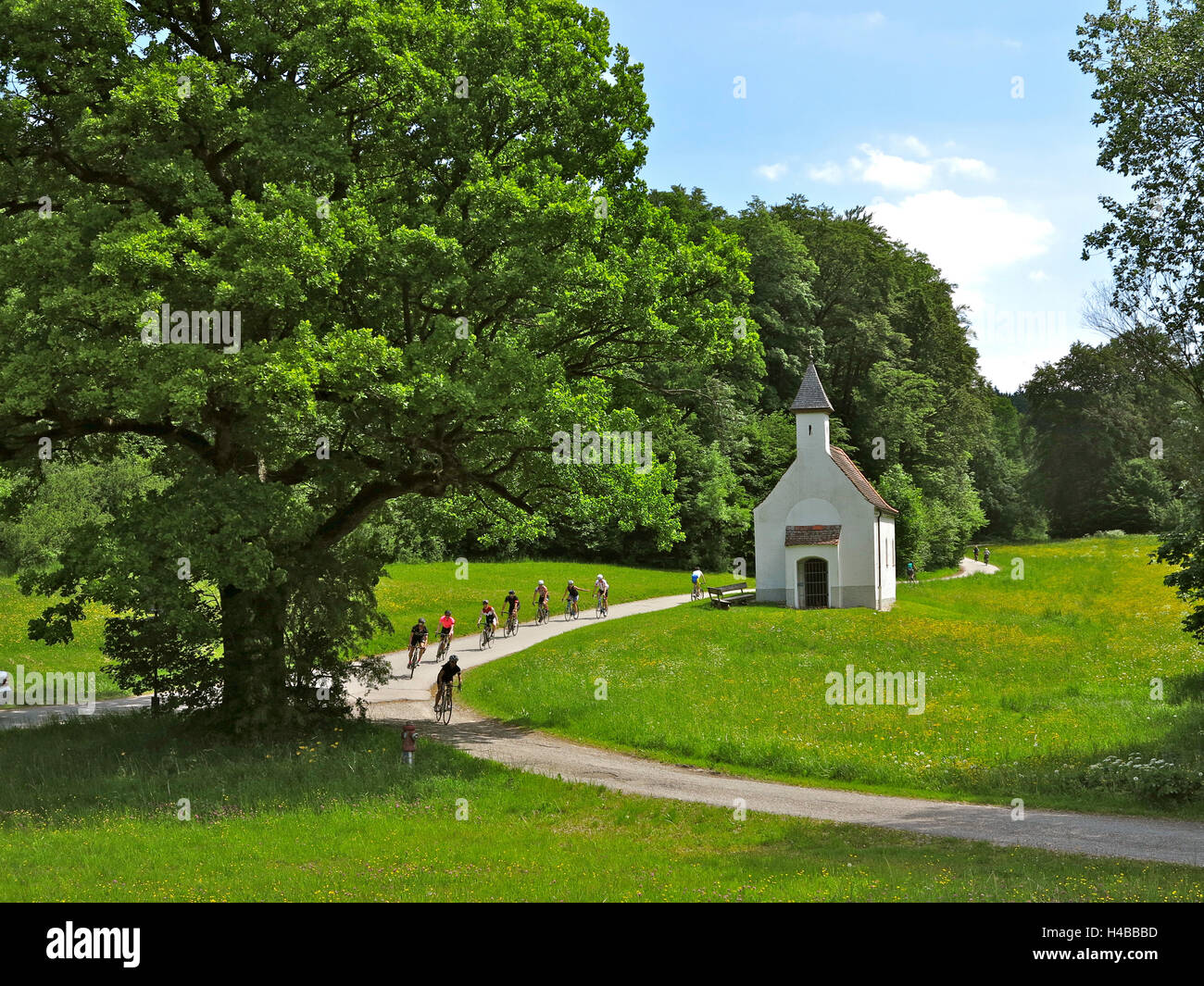 In Germania, in Baviera, Isar pista ciclabile vicino a Wolfratshausen, cappella Foto Stock