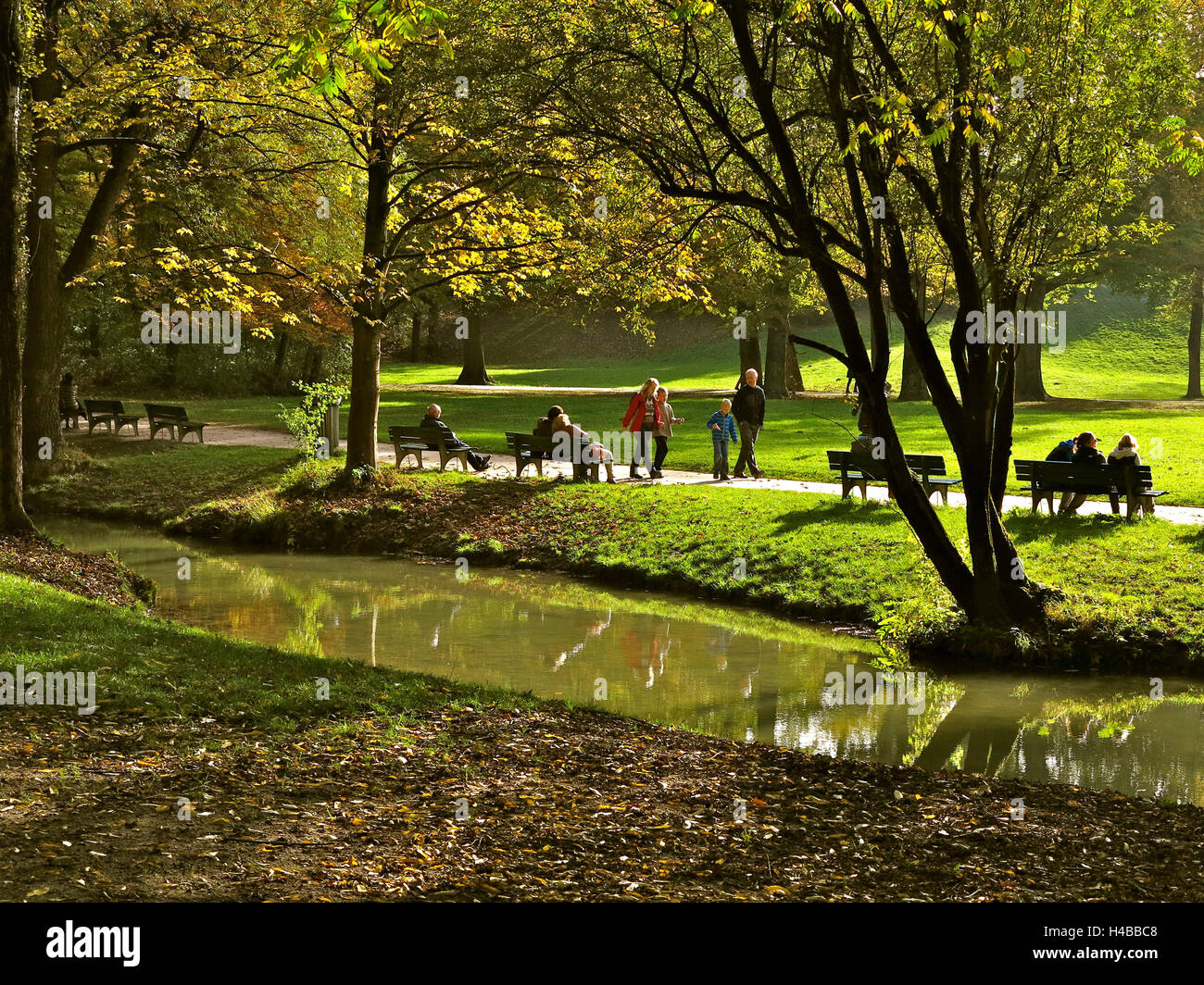 In Germania, in Baviera, Monaco di Baviera, giardino inglese in autunno Foto Stock