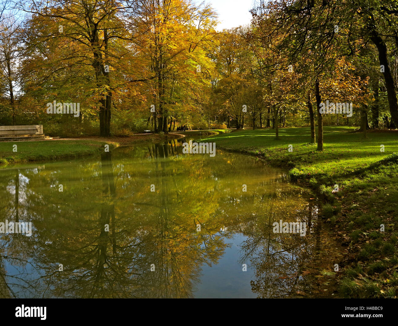 In Germania, in Baviera, Monaco di Baviera, giardino inglese in autunno, Eisbach Foto Stock