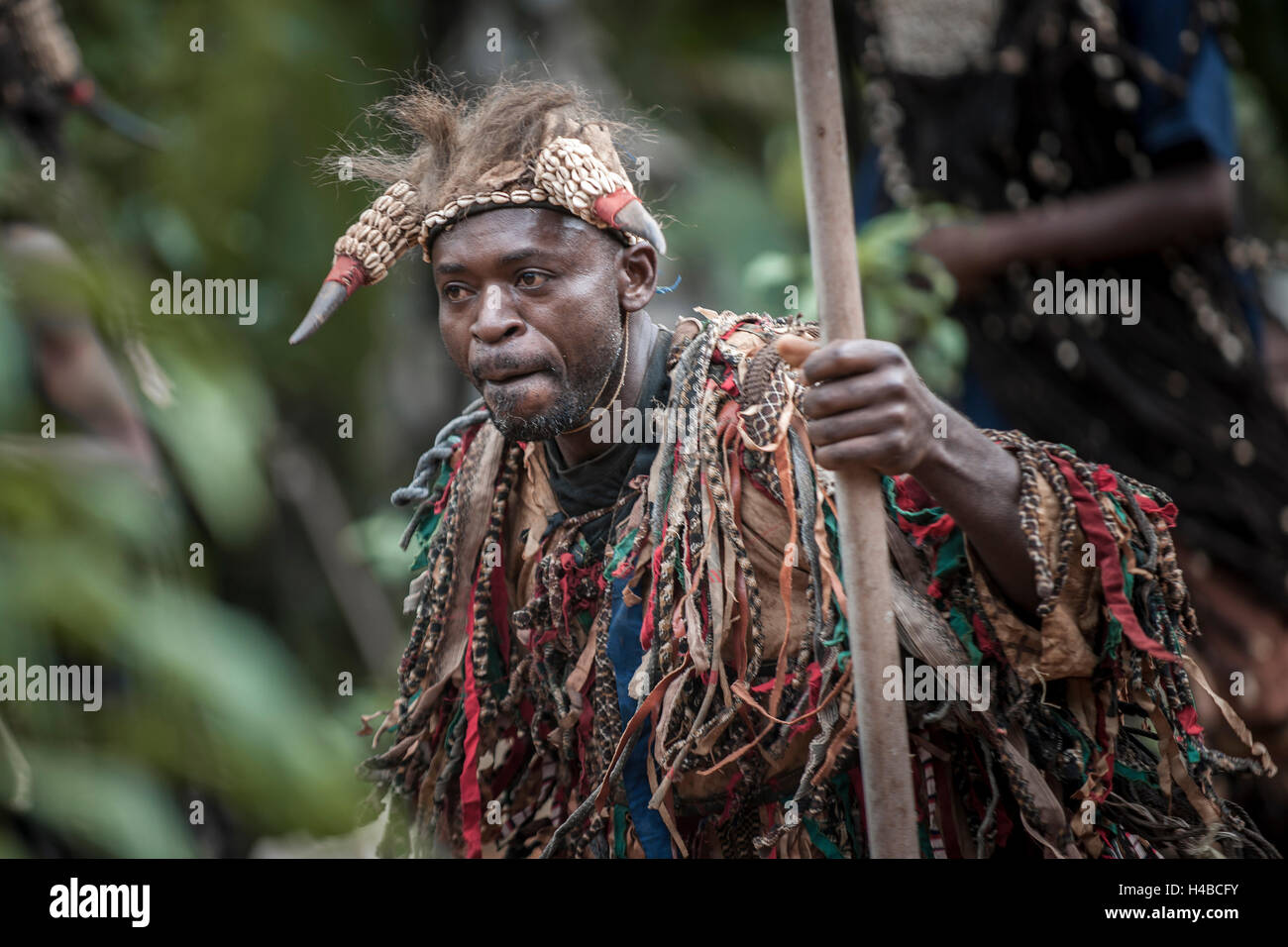 Gli uomini del gruppo etnico del Bamileke con maschere tradizionali, danza di morte in onore di un defunto, Badenkop Foto Stock