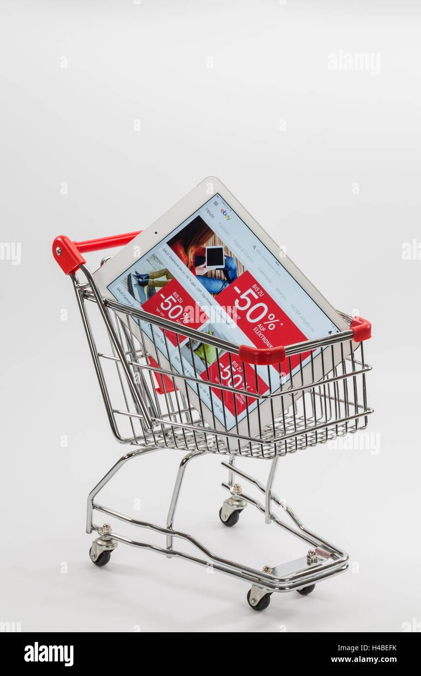 Carrello spesa, Apple iPad aria 2, il sito Web di eBay, immagine simbolica, shopping online, consumo, Foto Stock