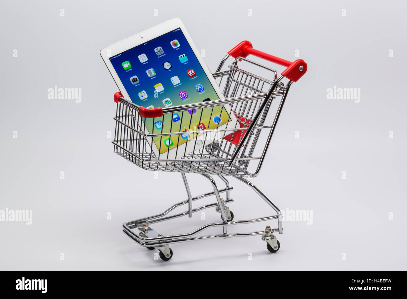 Carrello spesa, Apple iPad aria 2, immagine simbolica, consumo, Foto Stock