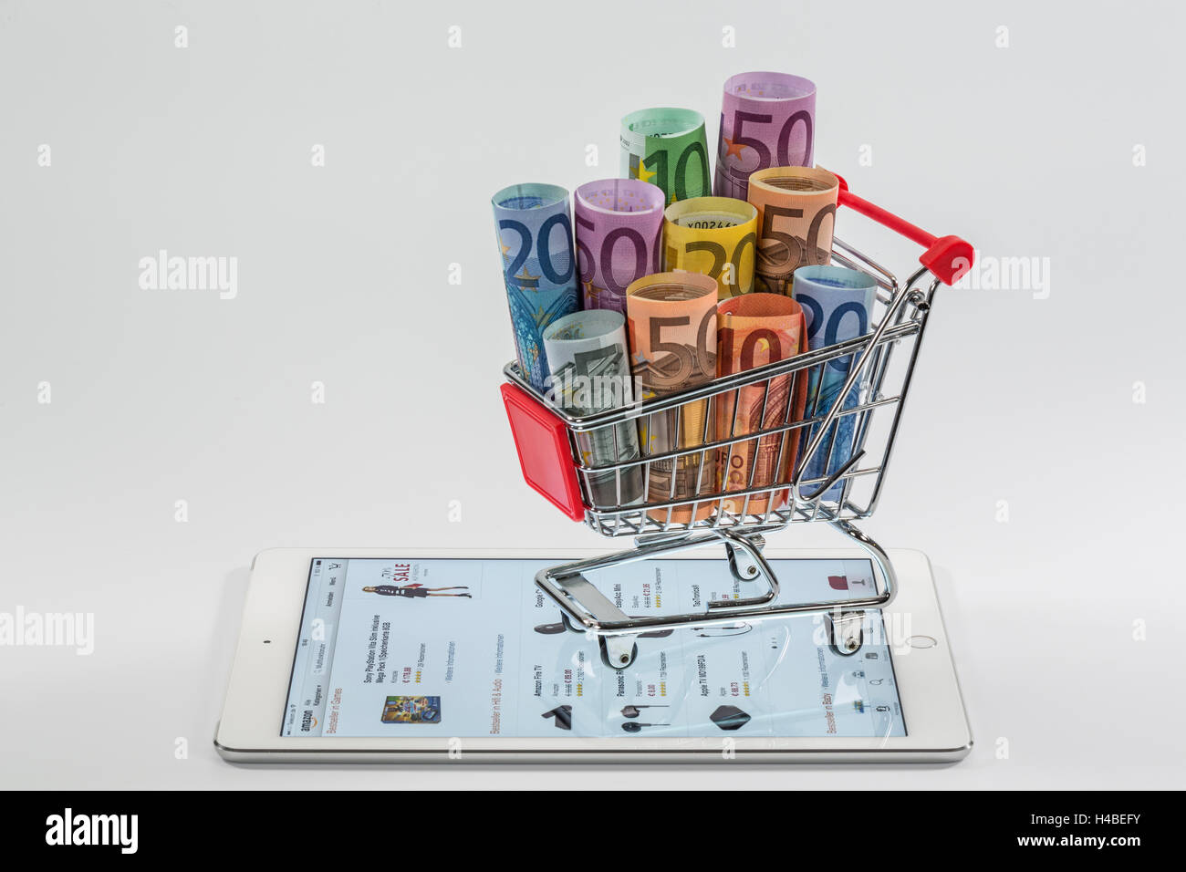 Carrello spesa, Apple iPad aria 2, sito Web Amazon, banconote, diverso, immagine simbolica, acquisti, shopping online, consumo, Foto Stock