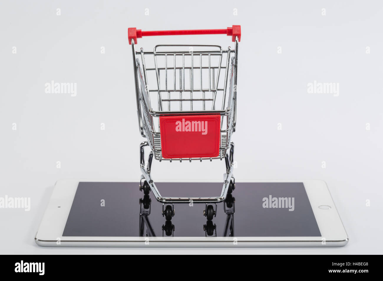 Carrello spesa, Apple iPad aria 2, immagine simbolica, shopping online, consumo, Foto Stock