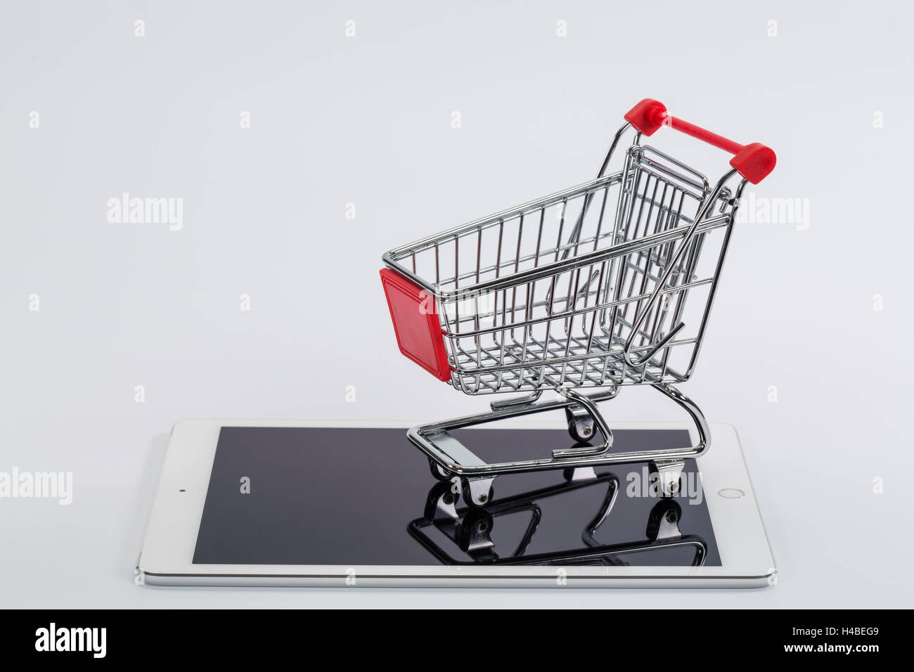 Carrello spesa, Apple iPad aria 2, immagine simbolica, shopping online, consumo, Foto Stock
