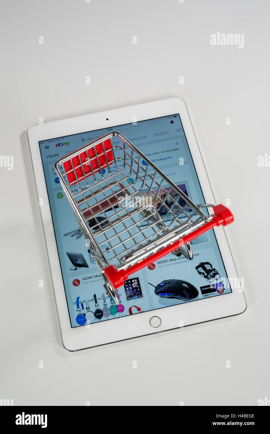 Carrello spesa, Apple iPad aria 2, il sito Web di eBay, immagine simbolica, shopping online, consumo, Foto Stock