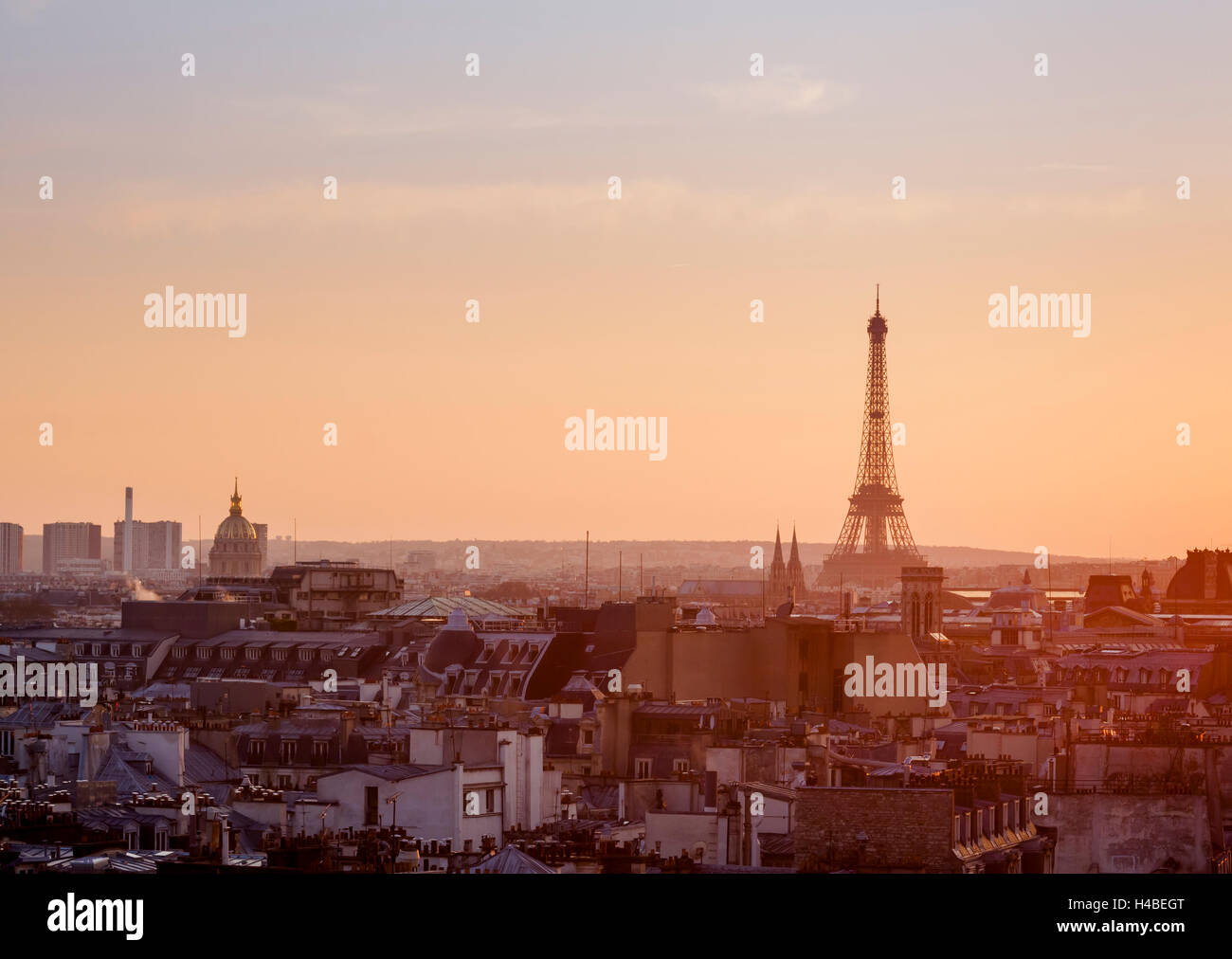Vista panoramica su Parigi con la Torre Eiffel e il cielo chiaro dal Centre Pompidou al tramonto Foto Stock