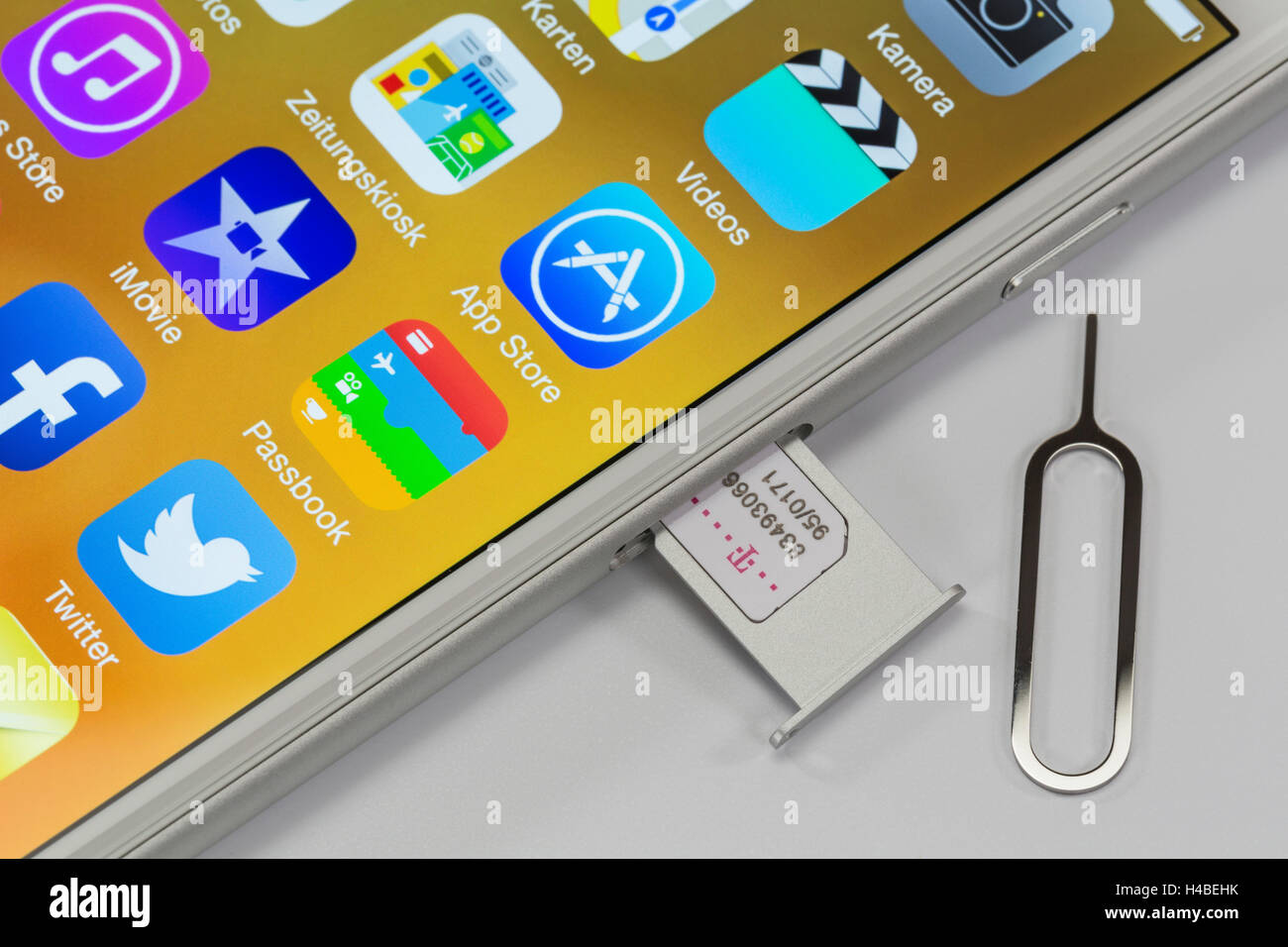 Apple iPhone 6 plus, display, caso con Nano scheda SIM, strumenti,  dettaglio Foto stock - Alamy