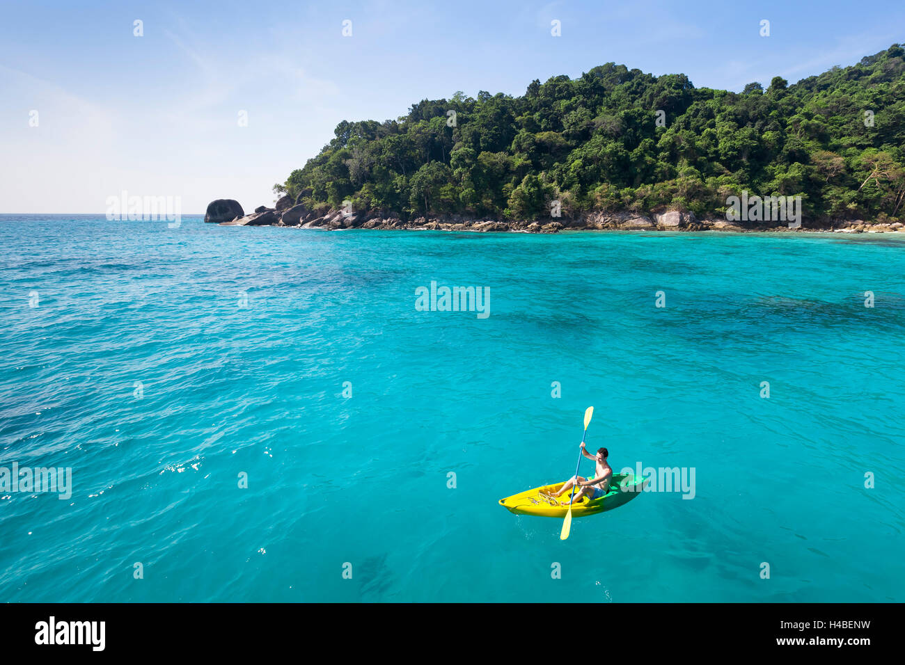 I giovani adulti si divertono con il kayak in turchese mare paradiso Foto Stock