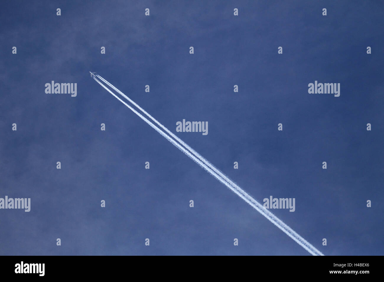 Piano di getto con le scie di condensazione Foto Stock