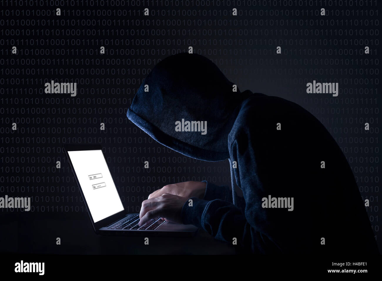Hacker con notebook avviando cyber attacco Foto Stock