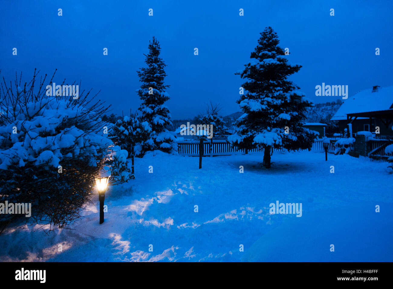 Giardino lanterna nella neve durante la notte Foto Stock
