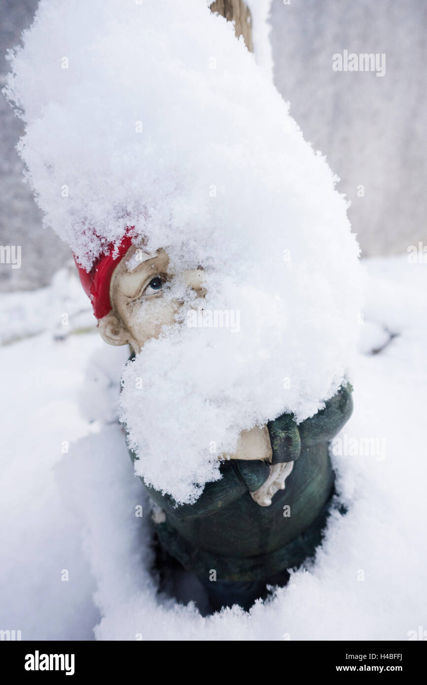 Gnomo da giardino nella neve Foto Stock