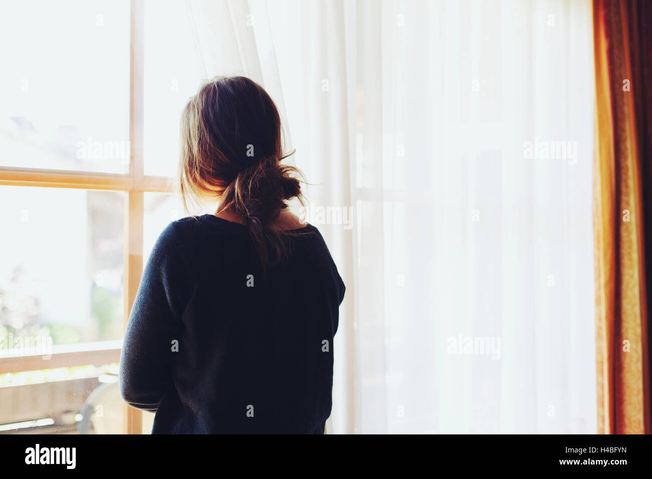 Donna che guarda fuori dalla finestra immagini e fotografie stock ad alta  risoluzione - Alamy