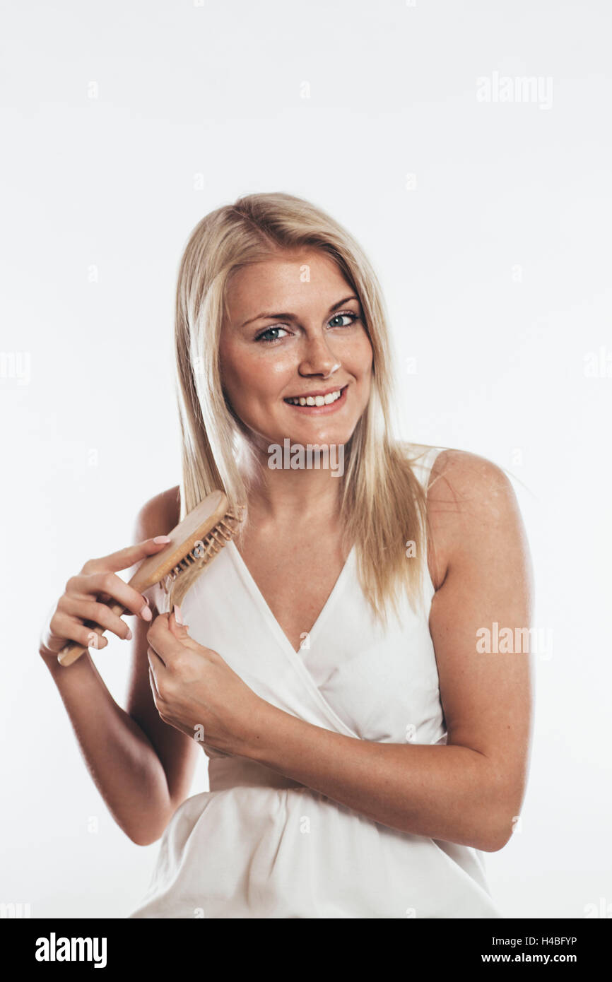 Donna spazzolare i capelli Foto Stock