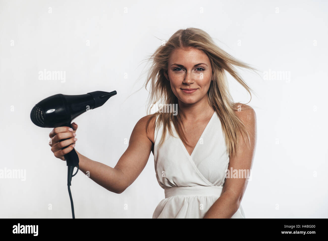 Donna asciugare i capelli Foto Stock