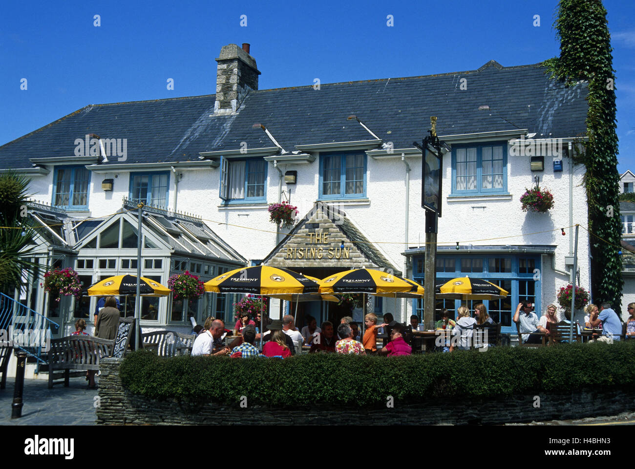 Gran Bretagna, Cornwall, St Mawes, ristorante 'Il Rising Sun', fuori, ospiti Foto Stock