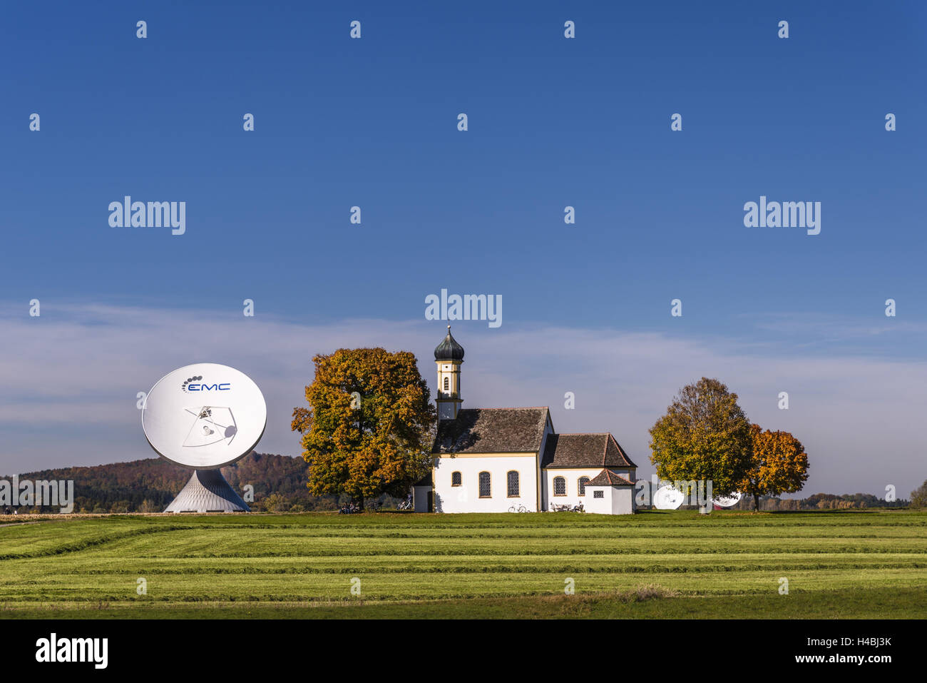 In Germania, in Baviera, Baviera superiore, 5-paese di mare, Ammersee regione, Raisting, chiesa pezzo Johann e antenne paraboliche della stazione di terra, Foto Stock