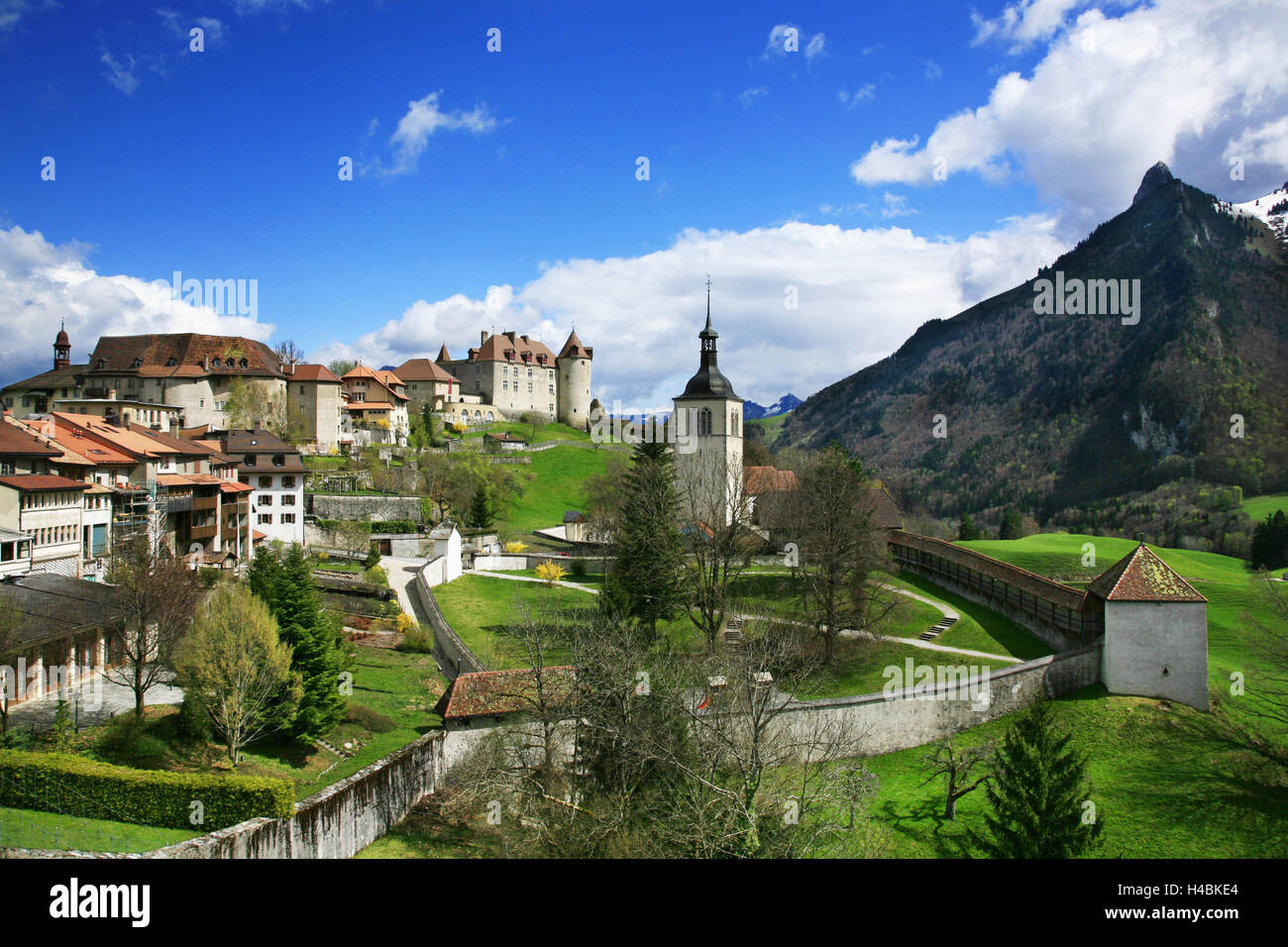 La Svizzera, GruyÞres Castello e la città nel cantone svizzero di Friburgo in un giorno di primavera, Foto Stock