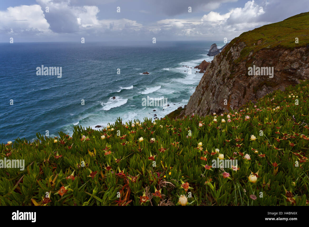 Cabo ci Roca, estate, costa, l'Atlantico, surf, mare, rock, scogliere, Portogallo Foto Stock