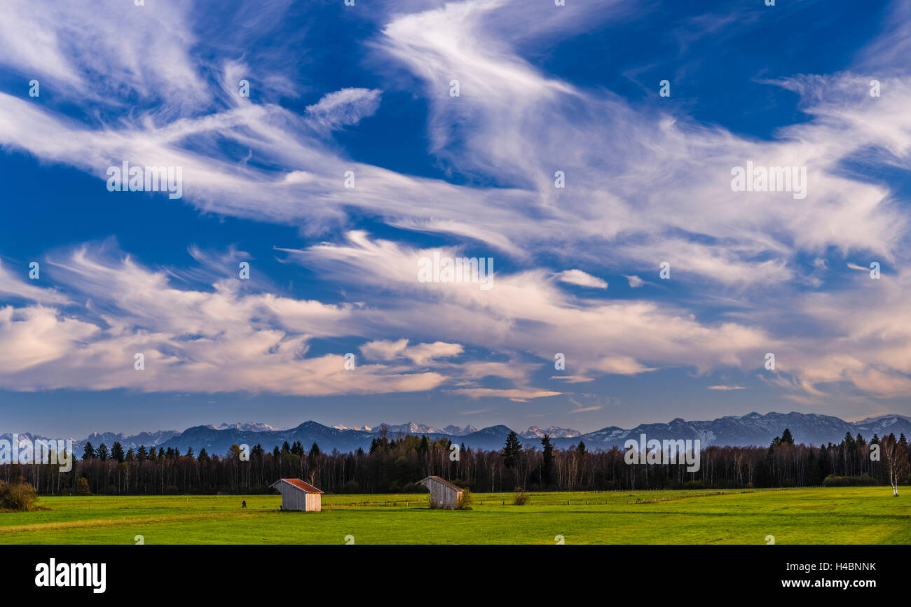 In Germania, in Baviera, Baviera, area Fünfseenland, Ammersee regione, Raisting, paesaggi con Raisting contro la catena delle Alpi Foto Stock