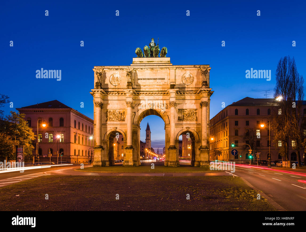 In Germania, in Baviera, Baviera, Monaco di Baviera, Schwabing, Leopoldstraße, Siegestor (Vittoria Gate) con la Baviera e la quadriga Foto Stock