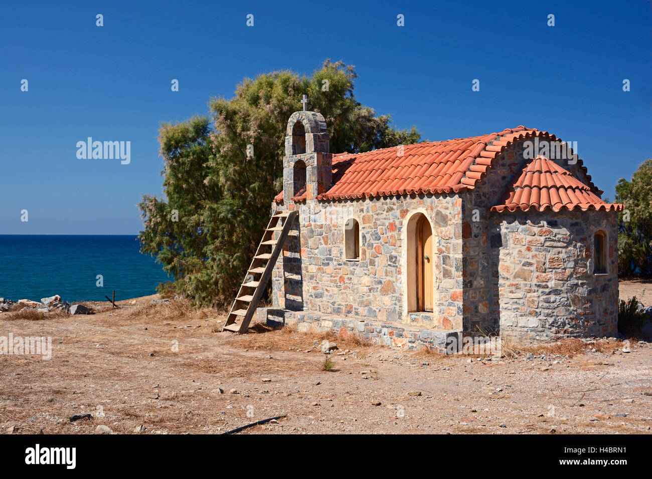 Creta, piccola chiesa con scaletta verso il cielo Foto Stock