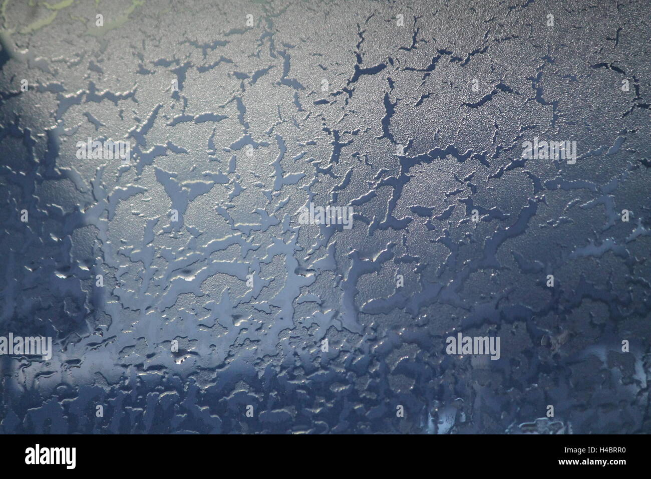 Vetro blu rivestimento superficiale motivi dal fiore di ghiaccio, crepe, fiocchi di neve,scende dipinto di inverno Foto Stock