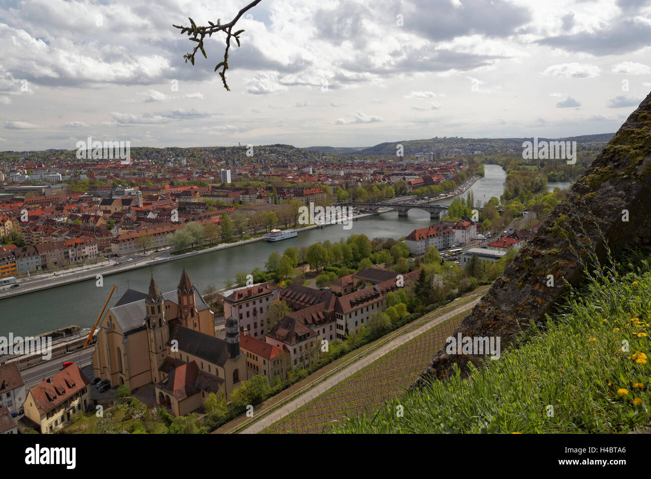 Vista sul centro storico di Würzburg come visto dalla Fortezza di Marienberg, bassa Franconia, Baviera, Germania Foto Stock