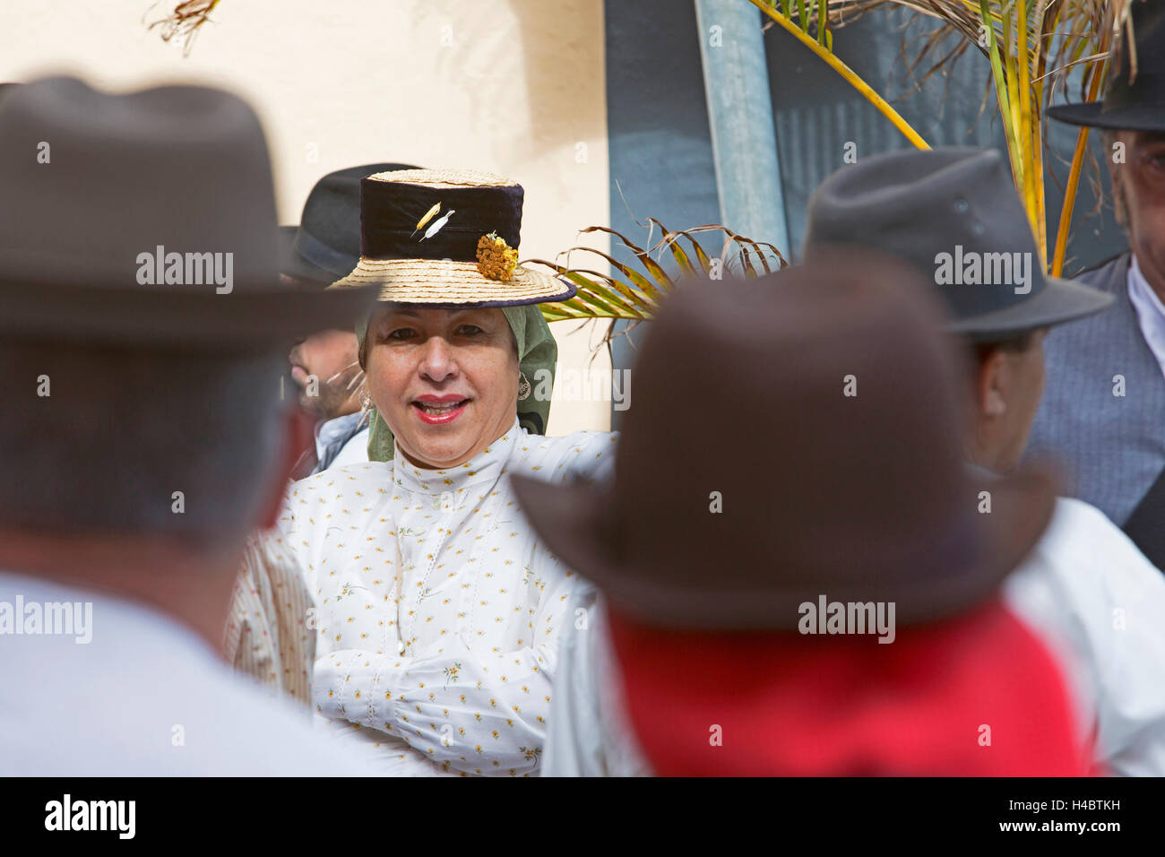 Le donne nel tradizionale costume delle Canarie, Romeria San Antonio de Abad, Arona, Tenerife, Canarie Islandss, Europa Foto Stock