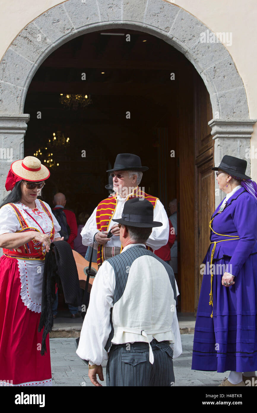 Le donne e gli uomini nel tradizionale costume delle Canarie nell'Romeria San Antonio de Abad, Arona, Tenerife, Canarie Islandss, Europa Foto Stock