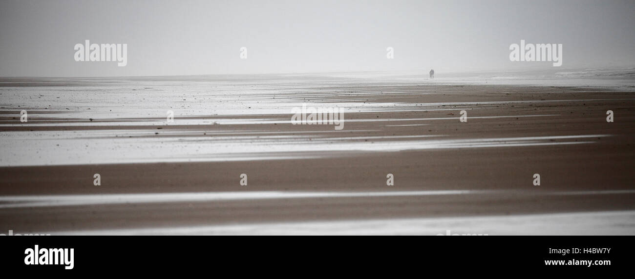 Un paio di distanza a Holkham Bay, Norfolk, Inghilterra. Foto Stock