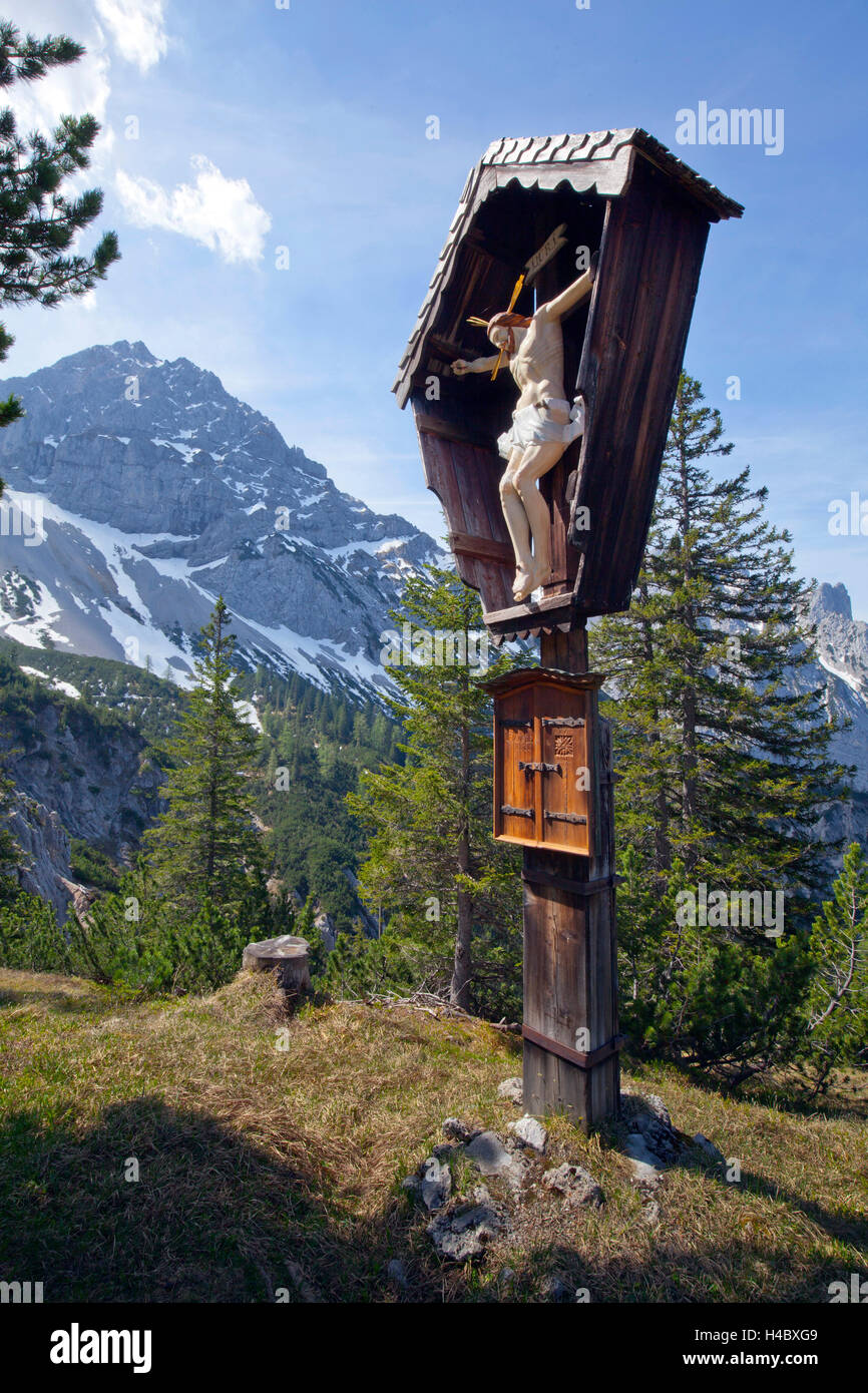 Edicola croce nelle montagne Karwendel Foto Stock