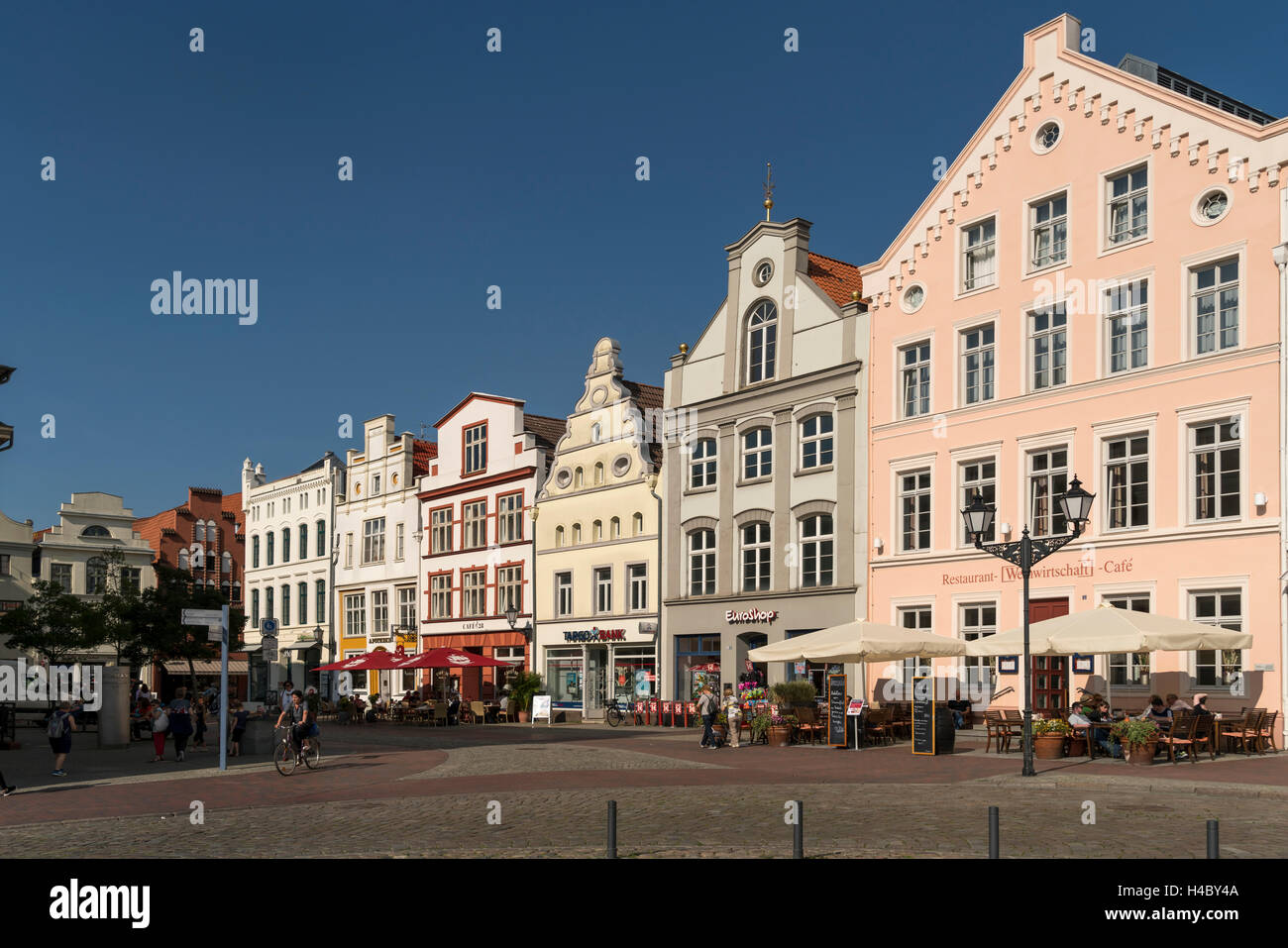 Ripristinate le facciate del centro storico, città anseatica di Wismar, Meclenburgo-Pomerania Occidentale, Germania Foto Stock