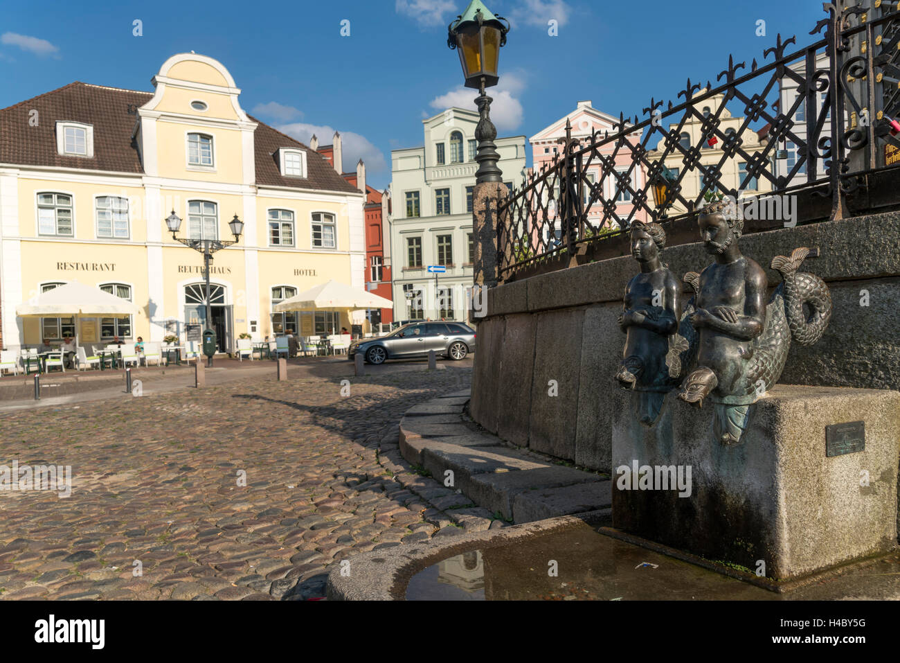 Bronce statue "Nix und Nixe' in corrispondenza del punto di riferimento o di acquedotto Wasserkunst, città anseatica di Wismar, Meclemburgo-Pomerania, Germa Foto Stock