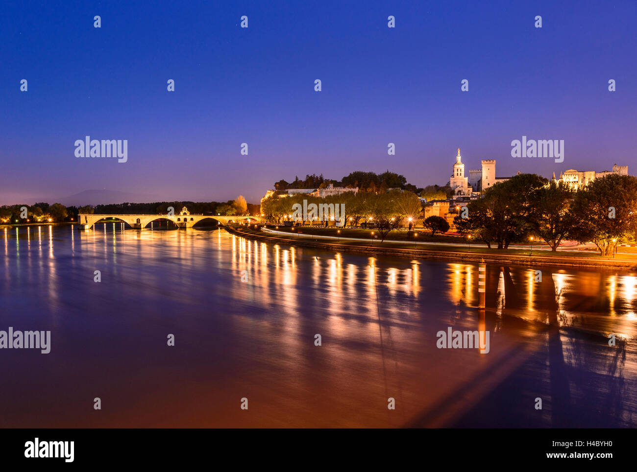 Francia, Provenza, Vaucluse, Avignone, Rhône shore, città vecchia, Pont Saint-Bénézet, Rocher des Doms, Palazzo Papale, vista dal Pont Edouard Daladier Foto Stock