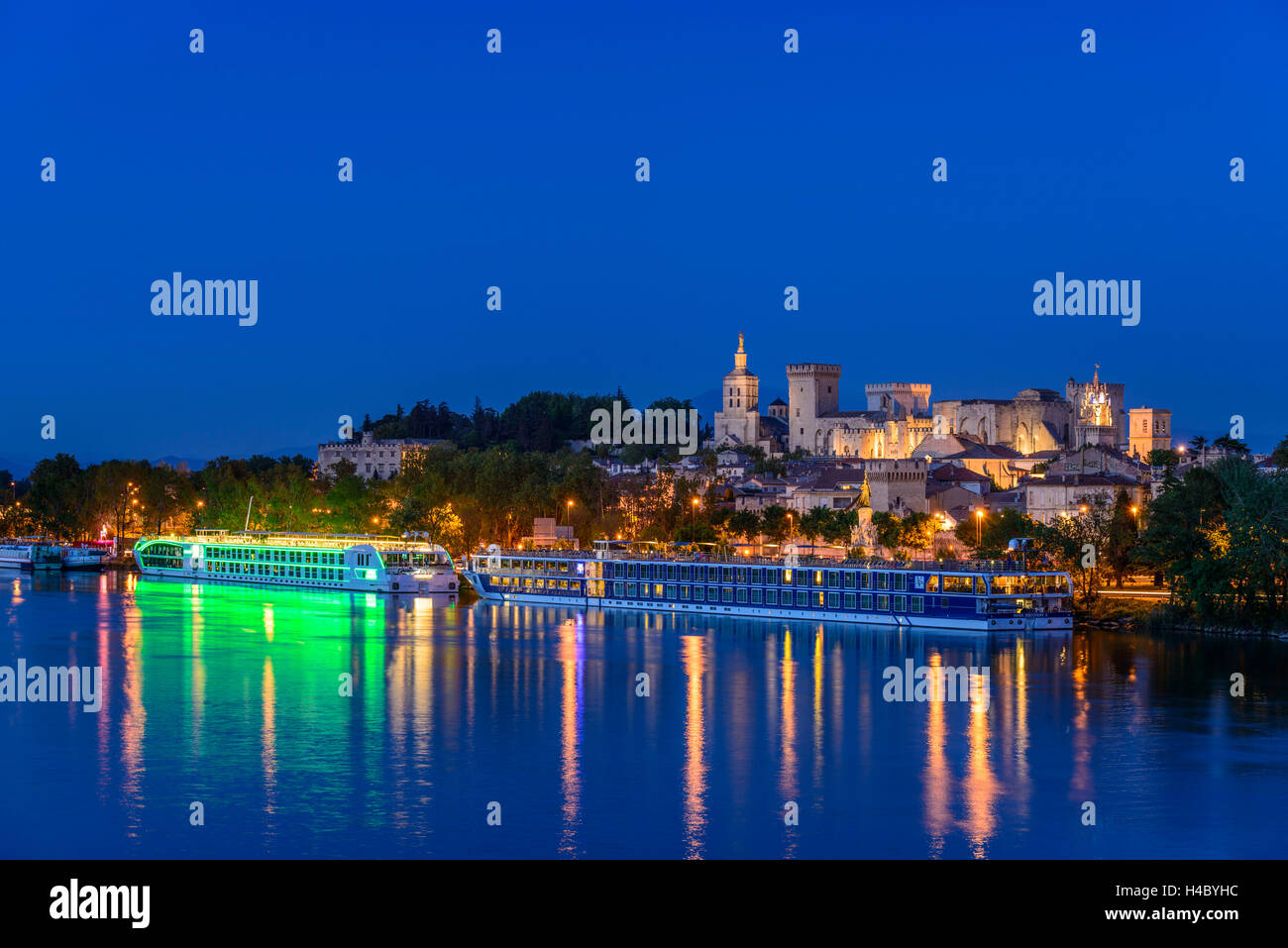 Francia, Provenza, Vaucluse, Avignone, Rhône shore, città vecchia, Rocher des Doms, Palazzo Papale, vista dal Pont de l'Europe Foto Stock