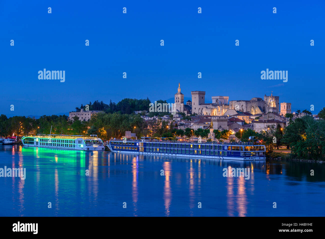 Francia, Provenza, Vaucluse, Avignone, Rhône shore, città vecchia, Rocher des Doms, Palazzo Papale, vista dal Pont de l'Europe Foto Stock